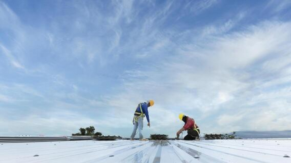 How a Dedicated Roofing Contractor Helps You Plan Smarter Repairs