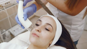 Age Gracefully with the Help of Skin Tightening Technology
