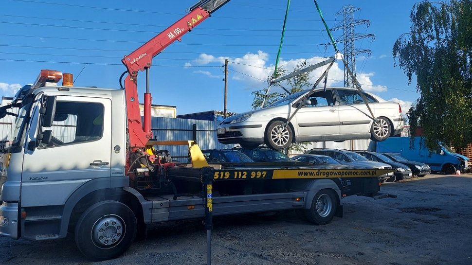 Holowanie samochodów osobowych i dostawczych – co warto wiedzieć przed wezwaniem pomocy?